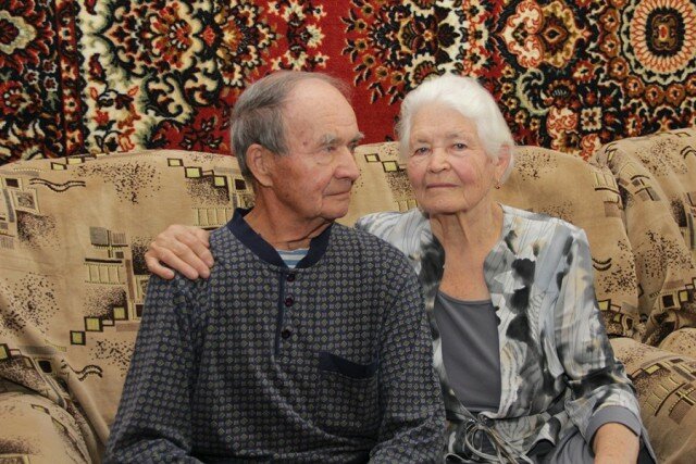 Габдулгазиз Гайнутдинович и Миннегуль Сабыржановна Ахмеровы, ему 90, ей 84 года